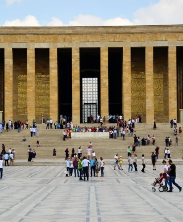 2025te-8-milyon-242-bin-170-kisi-atasini-ziyaret-etti