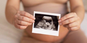a-pregnant-girl-holds-in-her-hands-a-photo-from-an-2022-08-31-17-33-24-utc-768x512
