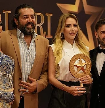 enes-furkan-bilgicli-imzasiyla-yilin-starlari-odulleri-sahiplerine-kavustu-3932