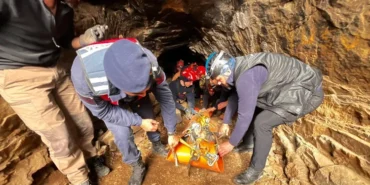 izmir-selcuk-ta-magarada-9-saatlik-kurtarma-seferberligi