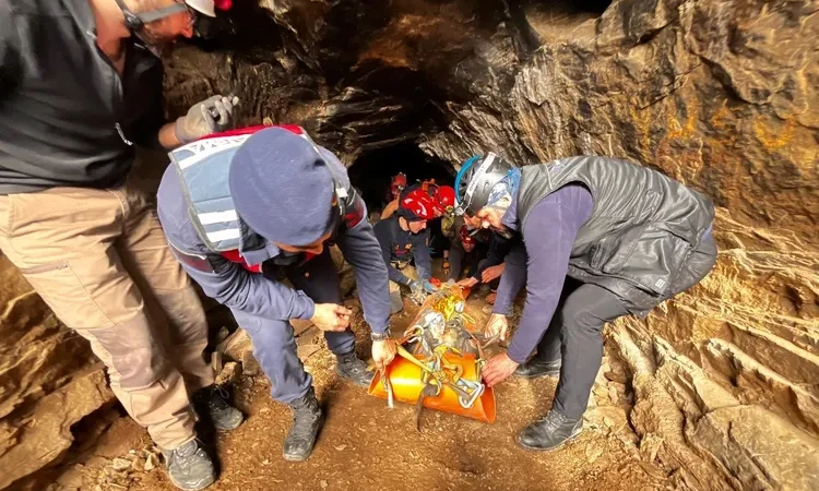 izmir-selcuk-ta-magarada-9-saatlik-kurtarma-seferberligi