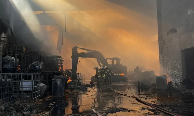 izmir-torbali-daki-fabrika-yangini-kontrol-altinda-1772202466-833_large