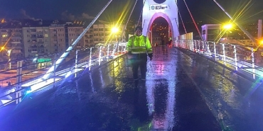 buyuksehirden-ust-gecitlere-buzlanma-mudahalesi