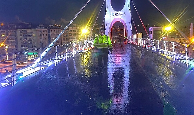 buyuksehirden-ust-gecitlere-buzlanma-mudahalesi