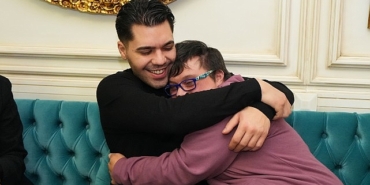 sanatci-emir-can-igrek-uskudar-tebessum-kahvesini-ziyaret-etti