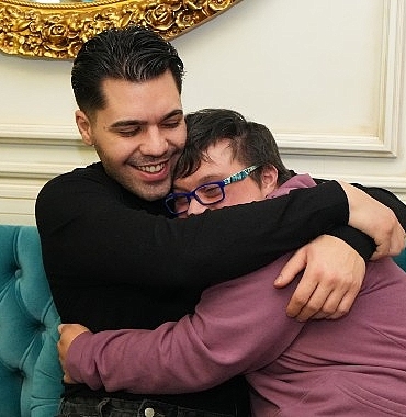 sanatci-emir-can-igrek-uskudar-tebessum-kahvesini-ziyaret-etti