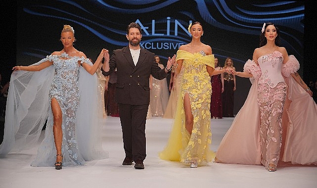 unlu-mankenlerden-net-mesaj-bayragimiz-kirmizi-cizgimizdir